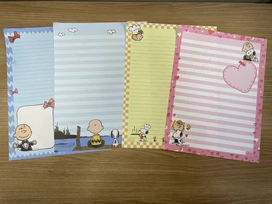 Lote com 4 folhas médias do Snoopy